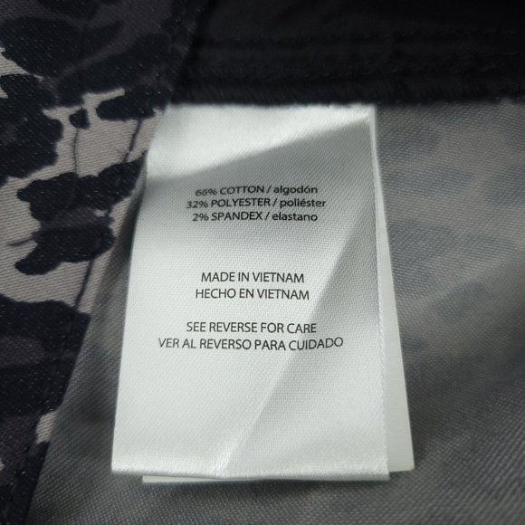 Isaac Mizrahi Women Tailored Shorts NEW 5" Inseam Black Animal Print Stretch - Picture 6 of 9